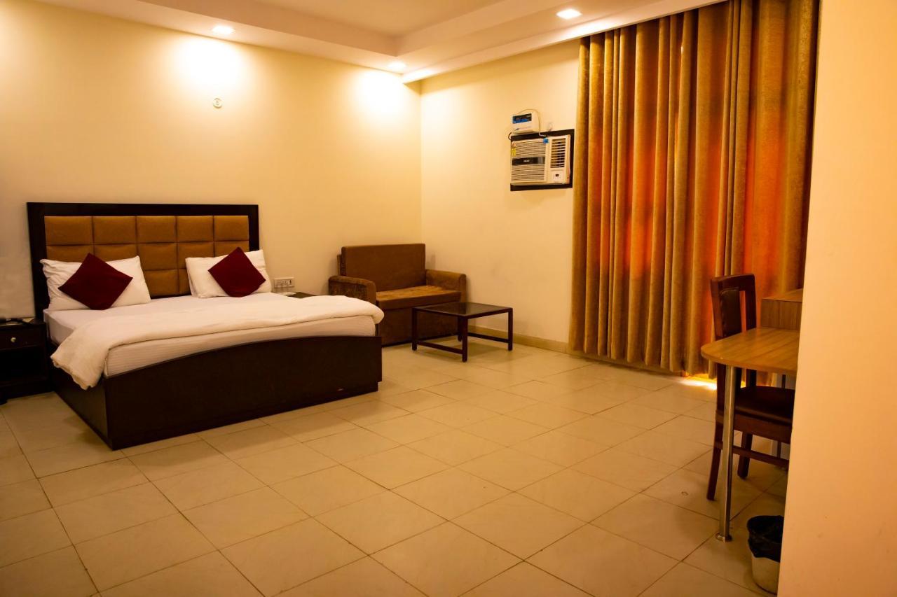 Club Platinum Resort Bahadurgarh Экстерьер фото
