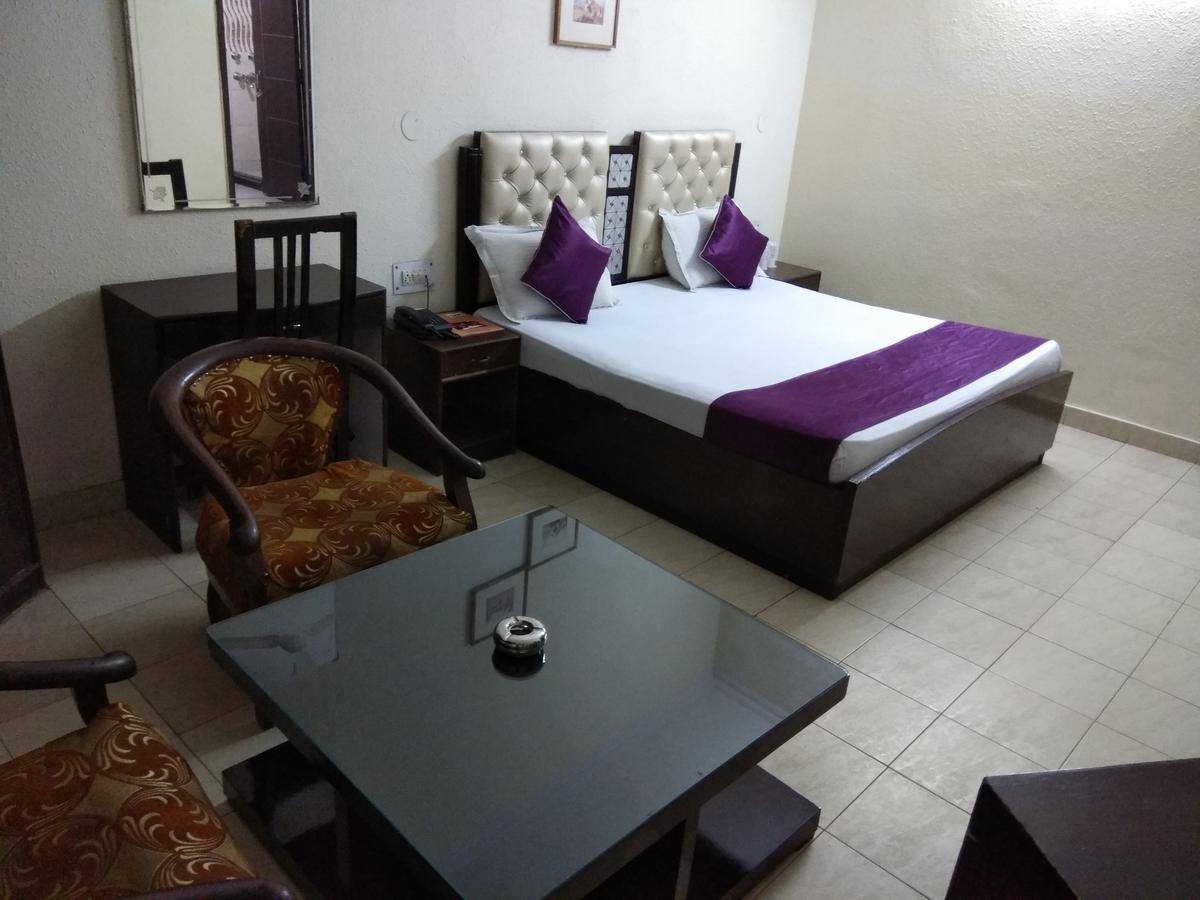 Club Platinum Resort Bahadurgarh Экстерьер фото